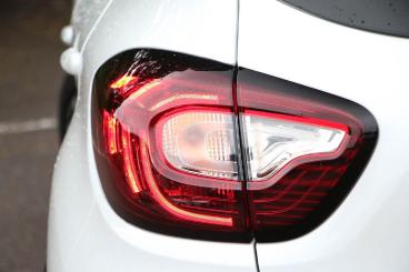 SPOTICAR Renault Captur 0.9 Tce Energy Iconic Euro 6 (s/s) 5dr Used Car - Suv Petrol White - Lichfield - 1200607357_5