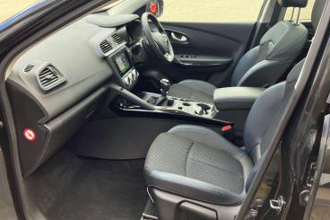 SPOTICAR Renault Kadjar 1.3 Tce S Edition Euro 6 (s/s) 5dr Used Car - Suv Petrol Black - Sidcup - 1200557691_3