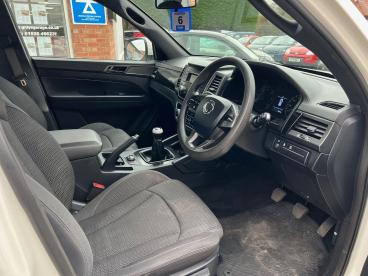 SPOTICAR Ssangyong Musso 2.2d Ex 4wd Euro 6 4dr Used Car - Commercial Vehicle Diesel White - Warwick - 1200498811_3