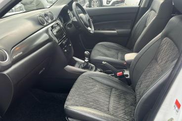 SPOTICAR Suzuki Vitara 1.4 Boosterjet Mhev Sz5 Allgrip Euro 6 (s/s) 5dr Used Car - Suv Hybrid White - Bromley - 1200531964_3