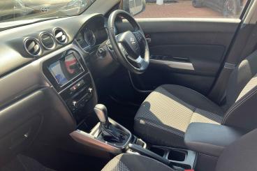 SPOTICAR Suzuki Vitara 1.0 Boosterjet Sz-t Auto Euro 6 (s/s) 5dr Used Car - Suv Petrol White - Bromley - 1200586644_3