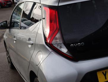 SPOTICAR Toyota Aygo 1.0 Vvt-i X-trend Euro 6 5dr Used Car - City Car Petrol Silver - Oldham - 1200541229_5