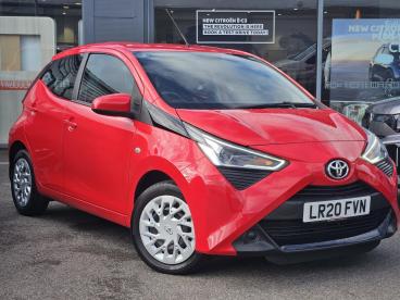 SPOTICAR Toyota Aygo 1.0 Vvt-i X-play Euro 6 5dr Used Car - City Car Petrol Red - Watford - 1200554643_1