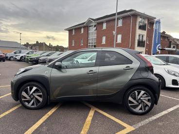 SPOTICAR Toyota Aygo 1.0 Vvt-i Edge X-shift Euro 6 (s/s) 5dr Used Car - City Car Petrol Green - Romford - 1200556667_4