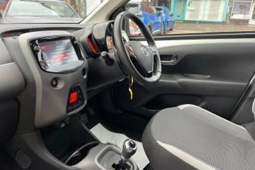 SPOTICAR Toyota Aygo 1.0 Vvt-i X-trend X-shift Euro 6 5dr (safety Sense Used Car - City Car Petrol White - Newark On Trent - 1200559008_2