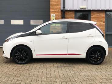 SPOTICAR Toyota Aygo 1.0 Vvt-i X-press X-shift Euro 6 5dr Used Car - City Car Petrol White - Fareham - 1200559048_3