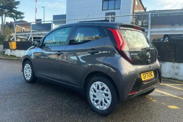 SPOTICAR Toyota Aygo 1.0 Vvt-i X-play Euro 6 (s/s) 5dr Used Car - City Car Petrol Grey - Sidcup - 1200563702_2