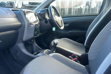 SPOTICAR Toyota Aygo 1.0 Vvt-i X-play Euro 6 (s/s) 5dr Used Car - City Car Petrol Grey - Sidcup - 1200563702_3