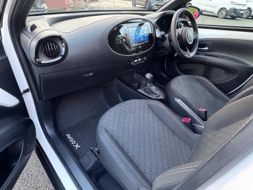 SPOTICAR Toyota Aygo 1.0 Vvt-i Edge X-shift Euro 6 (s/s) 5dr Used Car - City Car Petrol White - Chorley - 1200571417_2