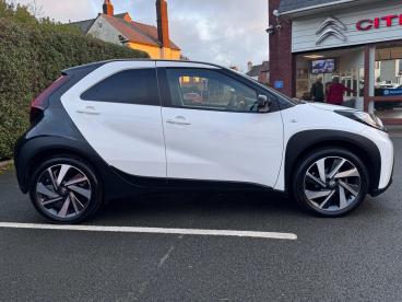 SPOTICAR Toyota Aygo 1.0 Vvt-i Edge X-shift Euro 6 (s/s) 5dr Used Car - City Car Petrol White - Chorley - 1200571417_3