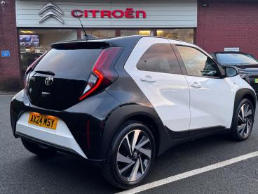 SPOTICAR Toyota Aygo 1.0 Vvt-i Edge X-shift Euro 6 (s/s) 5dr Used Car - City Car Petrol White - Chorley - 1200571417_5