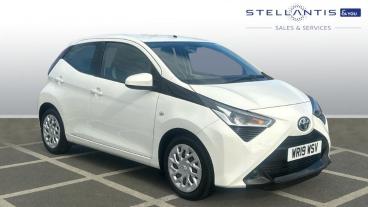 SPOTICAR Toyota Aygo 1.0 Vvt-i X-play Euro 6 5dr Used Car - City Car Petrol White - Chingford - 1200582707_1