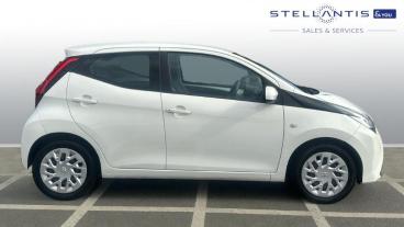 SPOTICAR Toyota Aygo 1.0 Vvt-i X-play Euro 6 5dr Used Car - City Car Petrol White - Chingford - 1200582707_2
