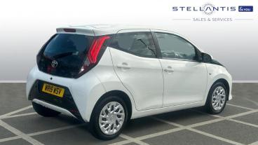 SPOTICAR Toyota Aygo 1.0 Vvt-i X-play Euro 6 5dr Used Car - City Car Petrol White - Chingford - 1200582707_3