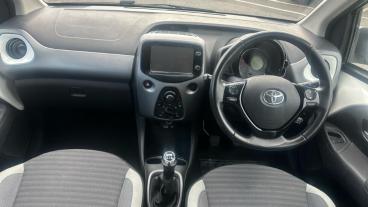SPOTICAR Toyota Aygo 1.0 Vvt-i X-play Euro 6 5dr Used Car - City Car Petrol White - Chingford - 1200582707_4