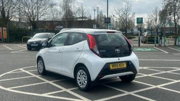 SPOTICAR Toyota Aygo 1.0 Vvt-i X-play Euro 6 5dr Used Car - City Car Petrol White - Chingford - 1200582707_5