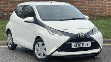 SPOTICAR Toyota Aygo 1.0 Vvt-i X-play Euro 6 5dr Used Car - City Car Petrol White - Hemel Hempstead - 1200583068_1