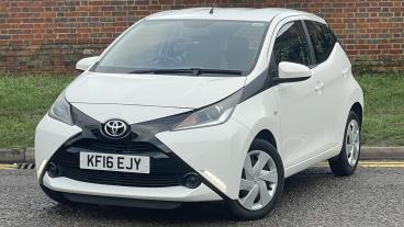 SPOTICAR Toyota Aygo 1.0 Vvt-i X-play Euro 6 5dr Used Car - City Car Petrol White - Hemel Hempstead - 1200583068_2