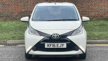 SPOTICAR Toyota Aygo 1.0 Vvt-i X-play Euro 6 5dr Used Car - City Car Petrol White - Hemel Hempstead - 1200583068_3