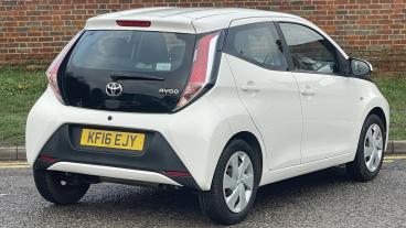 SPOTICAR Toyota Aygo 1.0 Vvt-i X-play Euro 6 5dr Used Car - City Car Petrol White - Hemel Hempstead - 1200583068_4