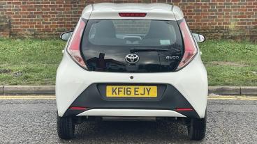 SPOTICAR Toyota Aygo 1.0 Vvt-i X-play Euro 6 5dr Used Car - City Car Petrol White - Hemel Hempstead - 1200583068_5