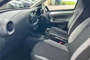 SPOTICAR Toyota Aygo 1.0 Vvt-i Pure Euro 6 (s/s) 5dr Used Car - City Car Petrol Silver - Welling - 1200588842_3