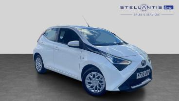 SPOTICAR Toyota Aygo 1.0 Vvt-i X-play Euro 6 5dr Used Car - City Car Petrol White - Salford - 1200609158_1