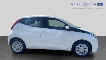SPOTICAR Toyota Aygo 1.0 Vvt-i X-play Euro 6 5dr Used Car - City Car Petrol White - Salford - 1200609158_2