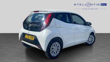 SPOTICAR Toyota Aygo 1.0 Vvt-i X-play Euro 6 5dr Used Car - City Car Petrol White - Salford - 1200609158_3