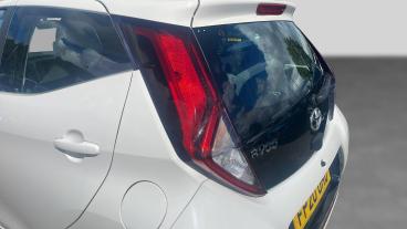 SPOTICAR Toyota Aygo 1.0 Vvt-i X-play Euro 6 5dr Used Car - City Car Petrol White - Salford - 1200609158_5