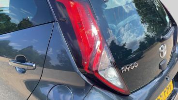 SPOTICAR Toyota Aygo 1.0 Vvt-i X-play Euro 6 5dr Used Car - City Car Petrol Grey - Hatfield - 1200614304_5