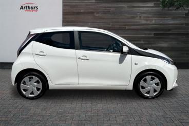 SPOTICAR Toyota Aygo 1.0 Vvt-i X-play X-shift Euro 6 5dr Used Car - City Car Petrol White - Wrexham - 1200619591_2