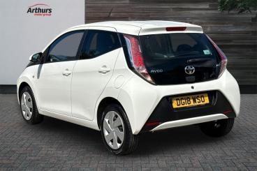 SPOTICAR Toyota Aygo 1.0 Vvt-i X-play X-shift Euro 6 5dr Used Car - City Car Petrol White - Wrexham - 1200619591_5