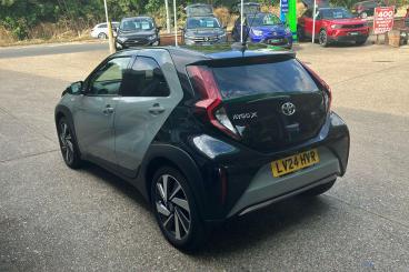 SPOTICAR Toyota Aygo 1.0 Vvt-i Exclusive X-shift Euro 6 (s/s) 5dr Used Car - City Car Petrol Green - Farningham - 1200622435_2