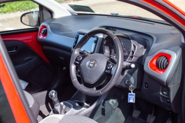 SPOTICAR Toyota Aygo 1.0 Vvt-i X-play Euro 6 5dr Used Car - City Car Petrol Red - Nuneaton - 1200628442_5