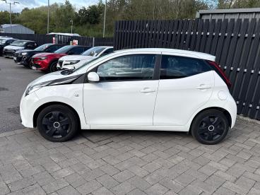 SPOTICAR Toyota Aygo 1.0 Vvt-i X-play Euro 6 5dr Used Car - City Car Petrol White - Swindon - 1200639398_5