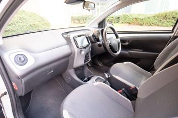 SPOTICAR Toyota Aygo 1.0 Vvt-i X-trend X-shift Euro 6 5dr (safety Sense Used Car - City Car Petrol White - Nuneaton - 1200640651_4