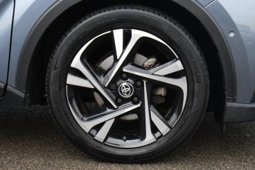 SPOTICAR Toyota C-hr 1.8 Vvt-h Design Cvt Euro 6 (s/s) 5dr Used Car - Suv Hybrid Grey - Nuneaton - 1200579468_5