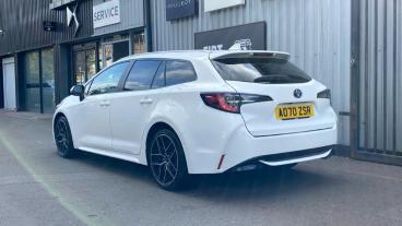 SPOTICAR Toyota Corolla 2.0 Vvt-h Design Touring Sports Cvt Euro 6 (s/s) 5 Used Car - Estate Hybrid White - Romford - 1200546651_5