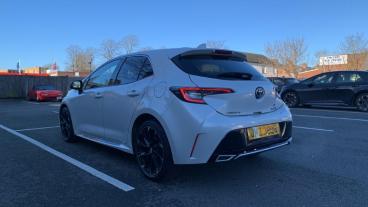 SPOTICAR Toyota Corolla 1.8 Vvt-h Gr Sport Cvt Euro 6 (s/s) 5dr Used Car - Saloon Hybrid White - Walton On Thames - 1200578066_5