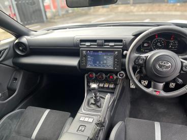 SPOTICAR Toyota Gr86 2.4 Boxer D-4s Euro 6 2dr Used Car - Coupe Petrol White - Cheltenham - 1200539701_3