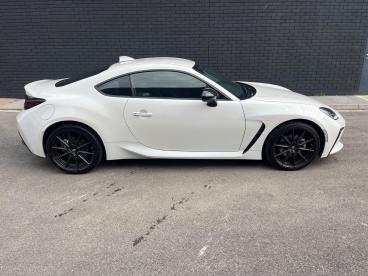 SPOTICAR Toyota Gr86 2.4 Boxer D-4s Euro 6 2dr Used Car - Coupe Petrol White - Cheltenham - 1200539701_4