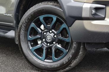 SPOTICAR Toyota Hilux 2.8 D-4d-h Invincible X Auto 4wd Euro 6 4dr Used Car - Pick-up Hybrid Bronze - Ballymena County Antrim - 1200529545_3