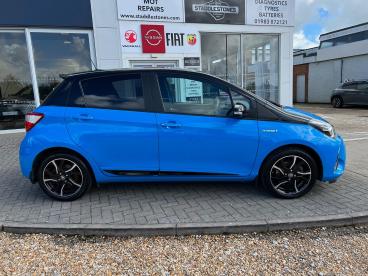 SPOTICAR Toyota Yaris 1.5 Vvt-h Cyan Bi-tone E-cvt Euro 6 (s/s) 5dr Used Car - City Car Hybrid Blue - Ryde - 1200532322_3