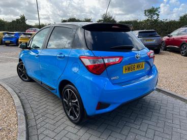 SPOTICAR Toyota Yaris 1.5 Vvt-h Cyan Bi-tone E-cvt Euro 6 (s/s) 5dr Used Car - City Car Hybrid Blue - Ryde - 1200532322_4