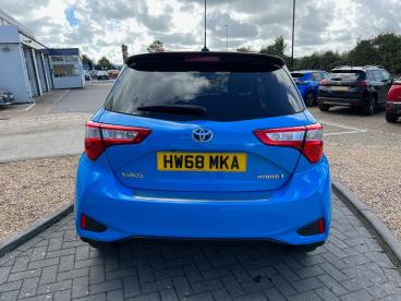 SPOTICAR Toyota Yaris 1.5 Vvt-h Cyan Bi-tone E-cvt Euro 6 (s/s) 5dr Used Car - City Car Hybrid Blue - Ryde - 1200532322_5