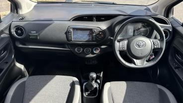 SPOTICAR Toyota Yaris 1.5 Vvt-i Y20 Bi-tone Euro 6 5dr Used Car - City Car Petrol Red - Nottingham - 1200536417_4