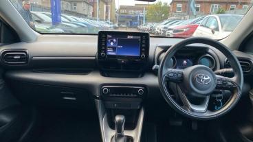 SPOTICAR Toyota Yaris 1.5 Vvt-h Design E-cvt Euro 6 (s/s) 5dr Used Car - City Car Hybrid White - Romford - 1200549026_4