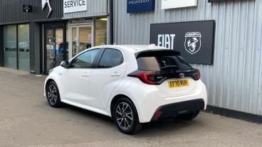 SPOTICAR Toyota Yaris 1.5 Vvt-h Design E-cvt Euro 6 (s/s) 5dr Used Car - City Car Hybrid White - Romford - 1200549026_5