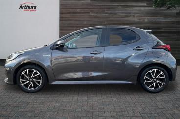 SPOTICAR Toyota Yaris 1.5 Vvt-h Design E-cvt Euro 6 (s/s) 5dr Used Car - City Car Hybrid Grey - Oswestry - 1200557985_5